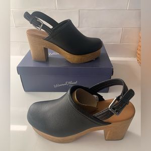 Universal Threads clogs